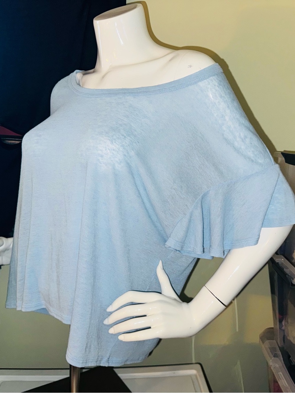 👑 Size Medium Old Navy Baby Blue Crewneck Top